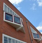 Aan de achterzijde zitten de fameuze uitstekende erkers.
              <br/>
              Richard Keijzer, 2014-05-15